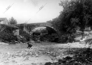 Mujer Lavando la ropa junto al puente del pueblo Lerganes (Cantabria)