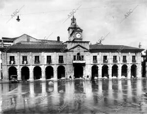 Fachada del ayuntamiento del pueblo Aviles (Asturias)