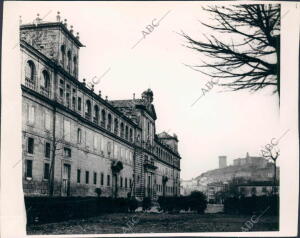 Fachada principal del colegio de nuestra Señora de la Antigua en el que Hallaron...