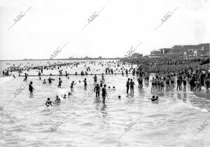 Vista de la playa durante los primeros días de calor