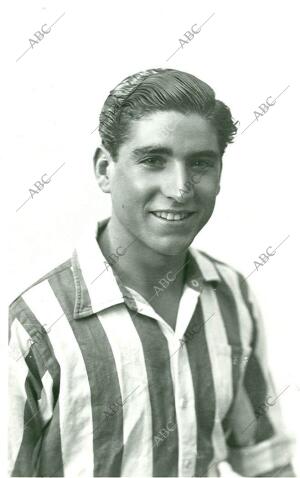 Jugador del Betis que, a mediados de los años 40, fichó por el Sevilla, dado que...