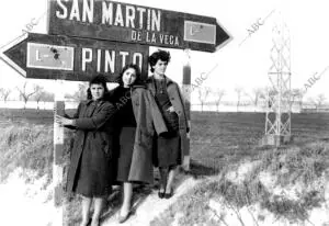 Un grupo de mujeres, en un antiguo cruce de carreteras entre los municipios de...