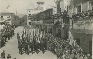 Desfile de la Falanje Comarcal por la plaza del pueblo con motivo del acto...