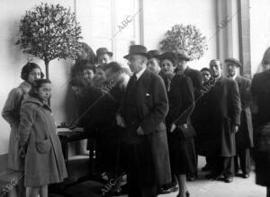 En la imagen, las largas colas que se formaron en Madrid, ante el hotel Ritz,...