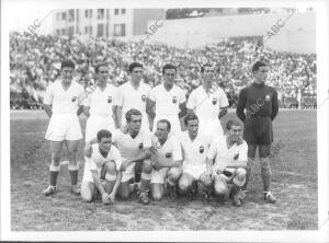 El Valencia, campeón de la copa del generalísimo en 1941, ante el español de...