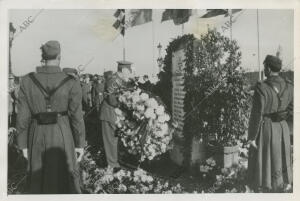 El Capitán General de Cataluña, Alfredo Kindelán, acompañado del General de...