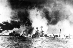 Los japoneses atacan por sorpresa la base americana de Pearl Harbor lo que...
