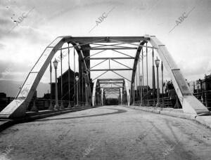 Tortosa (Tarragona) 1942. Puente sobre el río Ebro. Aspecto de la entrada