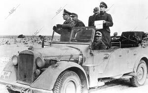 El mariscal Erwin Rommel fotografiado en el desierto africano en 1942