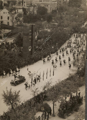Franco a su paso por la Avenida del Generalísimo (Paseo de la Castellana), al...
