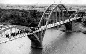 Puente sobre el río Ebro el día de su inauguración