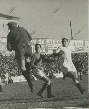 Un momento del partido jugado en Chamartín entre el Madrid y el Oviedo