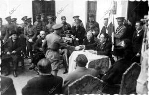 El presidente de la asamblea provincial de la cruz Roja Entregando los Premios,...