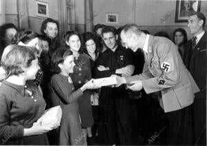 Un representante del partido nacional socialista alemán Repartiendo Regalos...