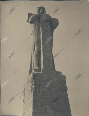 En la punta del Cebo, frente A la rábida y Palos, se alza el imponente monumento...