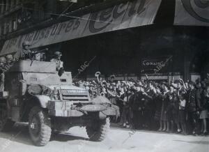 Soldados españoles que formaban parte de la División Leclerc, entrando en París