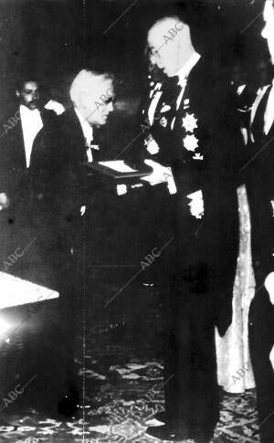 El Rey de Suecia entrega a Sir Alexander Fleming, uno de los tres descubridores...
