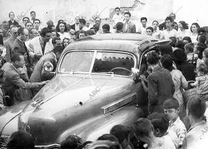 Su coche Rodeado de Aficionados, en Córdoba