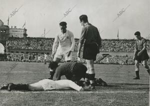 Un delantero Madridista Resultó Lesionado en esta Jugada, tras chocar con el...