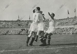 Los Jugadores del Madrid Abrazan A Pruden, autor del tercer gol