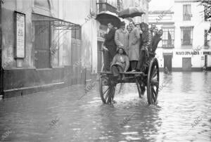 Uno de los carros puestos por el Ayuntamiento para el transporte de los vecinos...