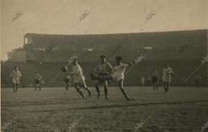 En la imagen, Clemente frena el ataque visitante