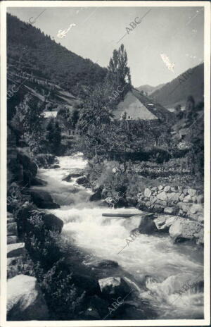 Laderas del pirineo en el valle del Noguera Ribagorza, Cubiertas por Extensos...