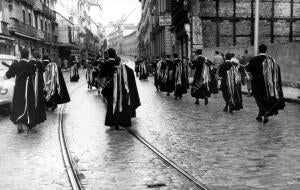 La tuna del sindicato español universitario Desfila por la calle san Bernardo