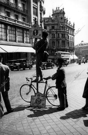 Dos empleados de la EMT modifican una de las paradas de autobuses debido a las...