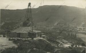 Al fondo, vertiente oriental del valle de Zamanzas, y en primer término, la...