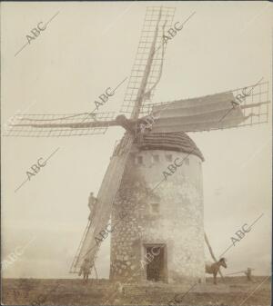 Un molino de viento en ciudad real