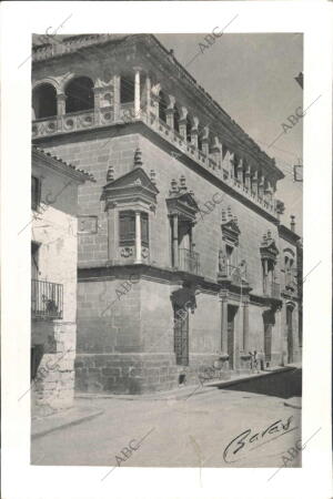 En esta Bella fachada del palacio de vela de los Cobos se Puede admirar una de...