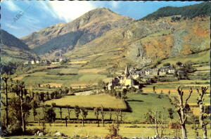 Vista del pueblo de Casau, un poco más arriba Gausach, aún más rústico y pequeño