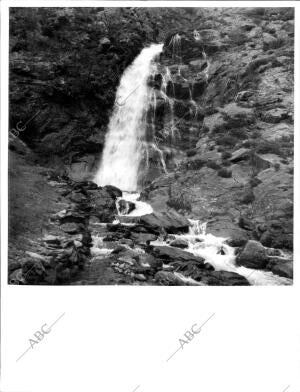 Cascada en el Pla de la artiga de Lin al pie del Pumero y camino del valle de...