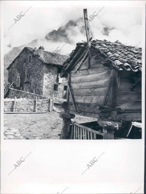 Antiguo Horreo de posada que por fondo Tiene el macizo central de torre Friero