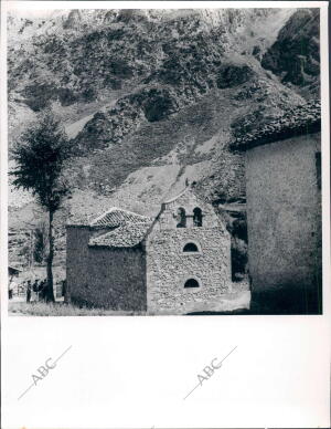 Iglesia de Cain bajo los Riscos del parque nacional de Covadonga