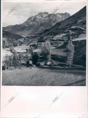 Al fondo las Torres Aristas y Bermeja del macizo occidental de los Picos de...