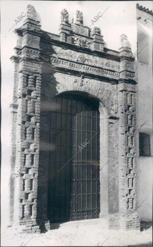 Original portada de ladrillo cortado y tallado del convento de Jesús, María y...