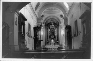 Sobre el altar Mayor, una imagen de la Virgen de la Caridad
