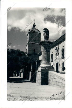 Fachada del hospital de Santiago, A la entrada de la Ciudad, rico anuncio...