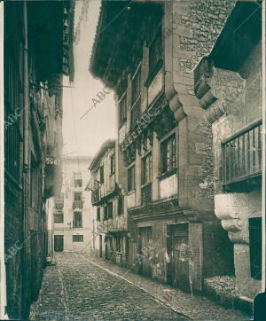 Vista de una calle de Fuenterrabía, con la casa Rameri, que se Hundió en 1960