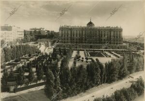 Vista de los Jardines de Sabatini con el Palacio Real al fondo