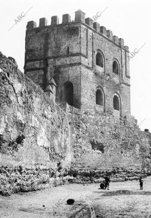 Al lado de la puerta de la Macarena se Eleva la mayor torre de las Murallas de...