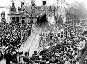 El fervor religioso de los sevillano se exalta ante el paso de la Virgen de la...