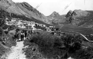 Vista general del pueblo de Benaojan y comienzo de la cueva de pileta