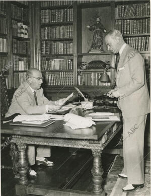 Francisco Franco en su despacho, con su secretario Felipe Polo