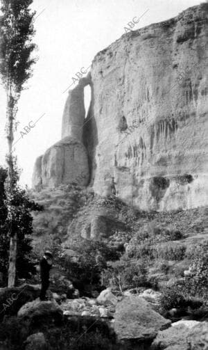 El Ása de la Caldera, piedra de 120m de altura Situada en el pueblo de Ronda...