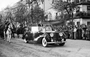 Franco con el alcalde de Sevilla Recorriendo las Calles de la ciudad