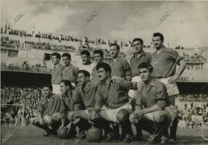 El Osasuna en el estadio Chamartín (actual estadio Santiago Bernabéu) en un...