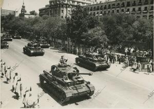 Algunos de los carros blindados del Ejército nacional que participaron en el XIV...